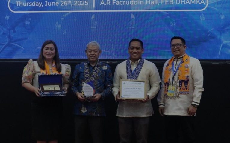 UHAMKA, ASKUI PTMA Terima Piagam Kehormatan dari PAFTE di Forum Internasional Pendidikan